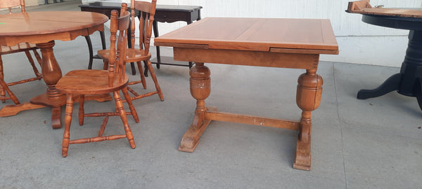 Dining Table with 2 pull out leafs on each side