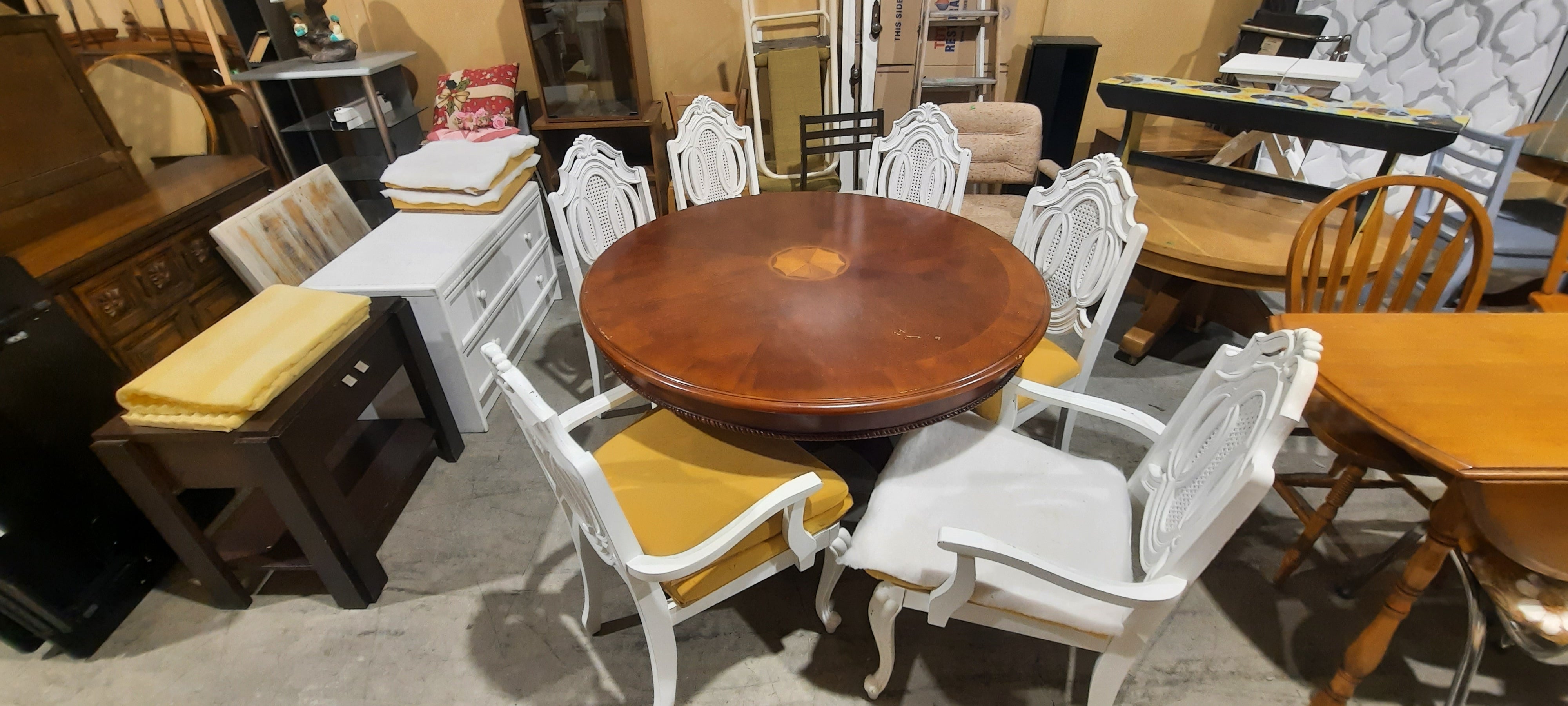 Table 6 chairs