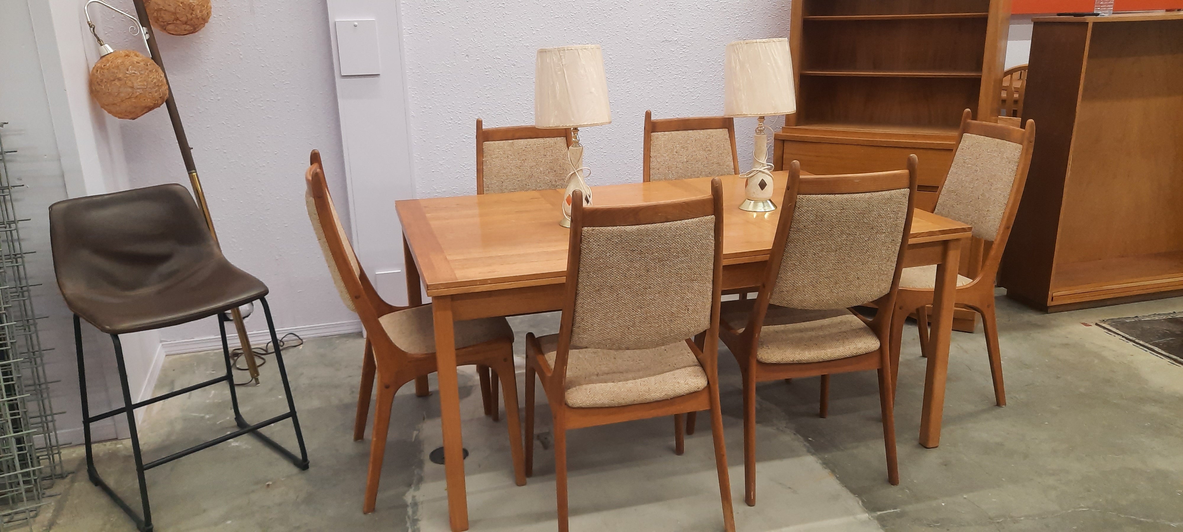 MCM dining set with pull out leafs on both ends