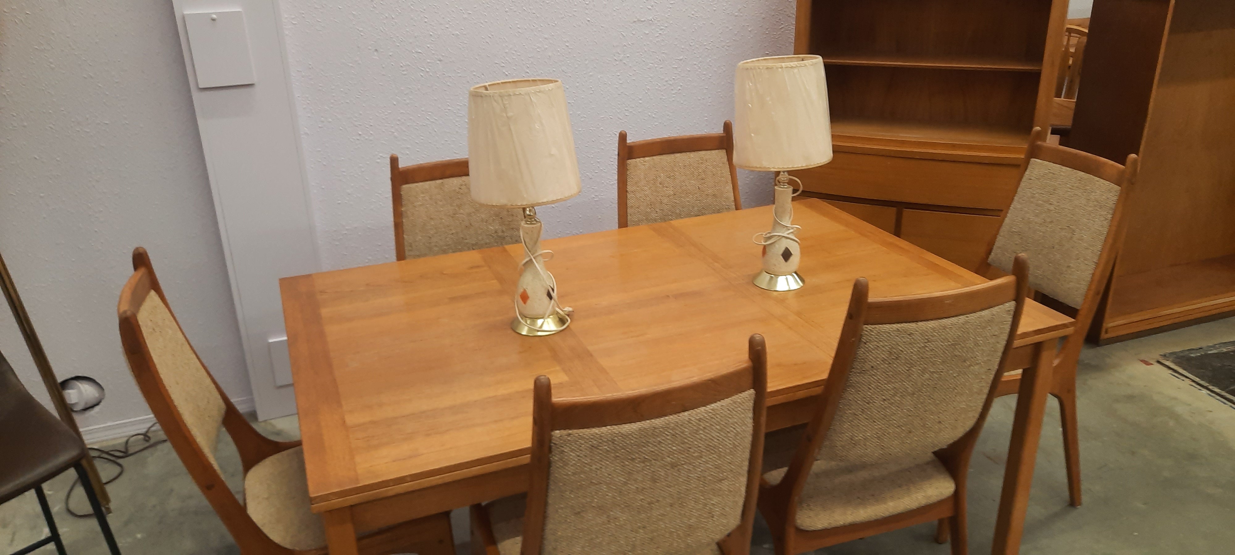 MCM dining set with pull out leafs on both ends