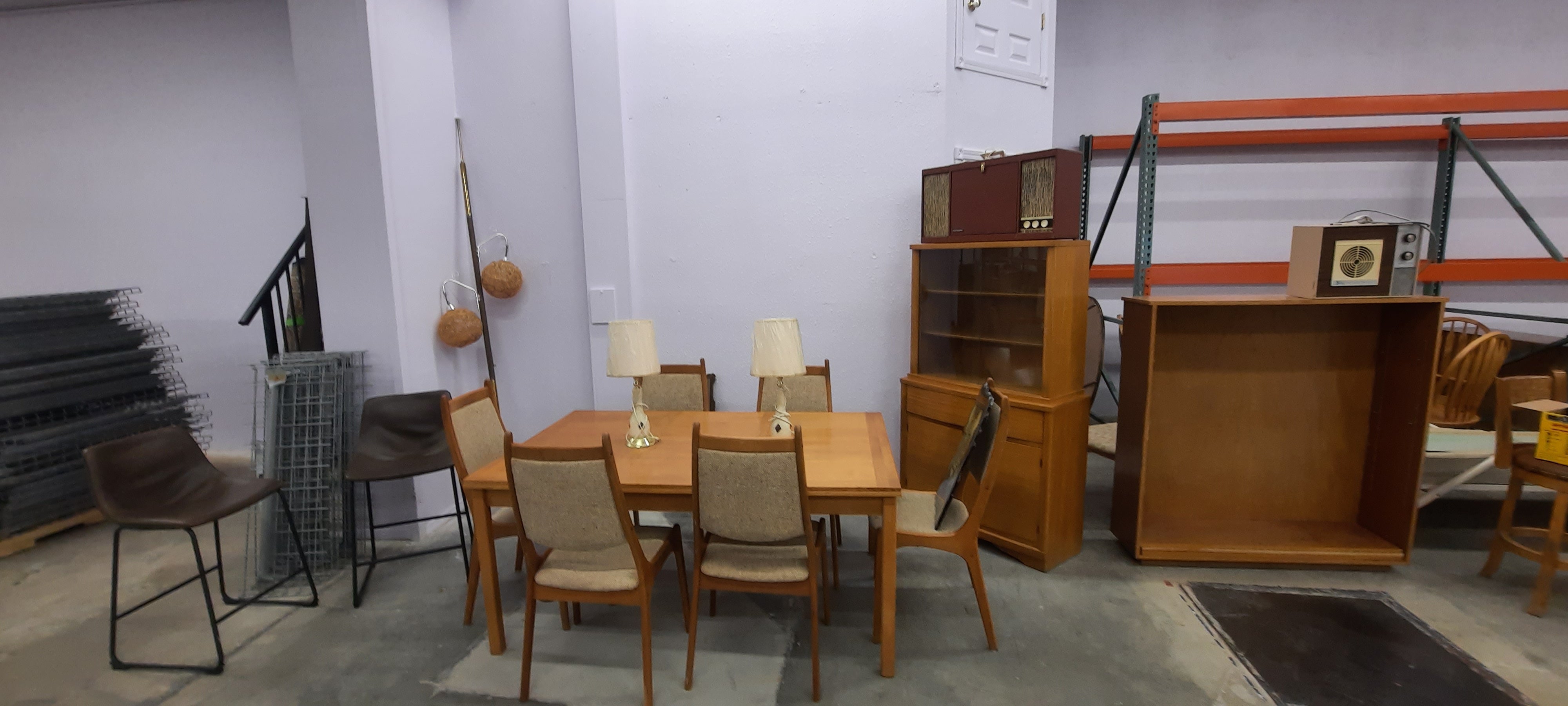 MCM dining set with pull out leafs on both ends