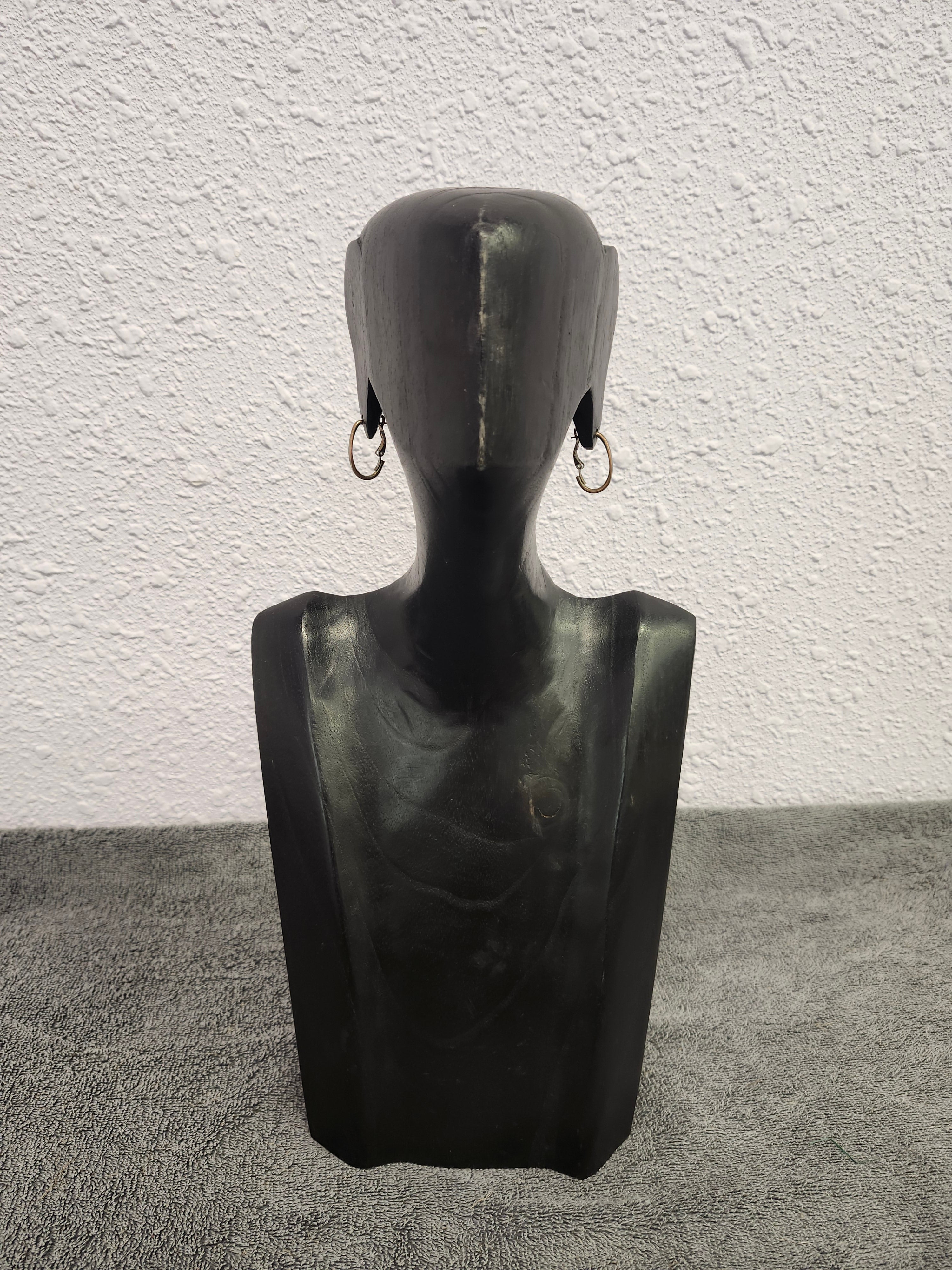 Decorative accent sculpture