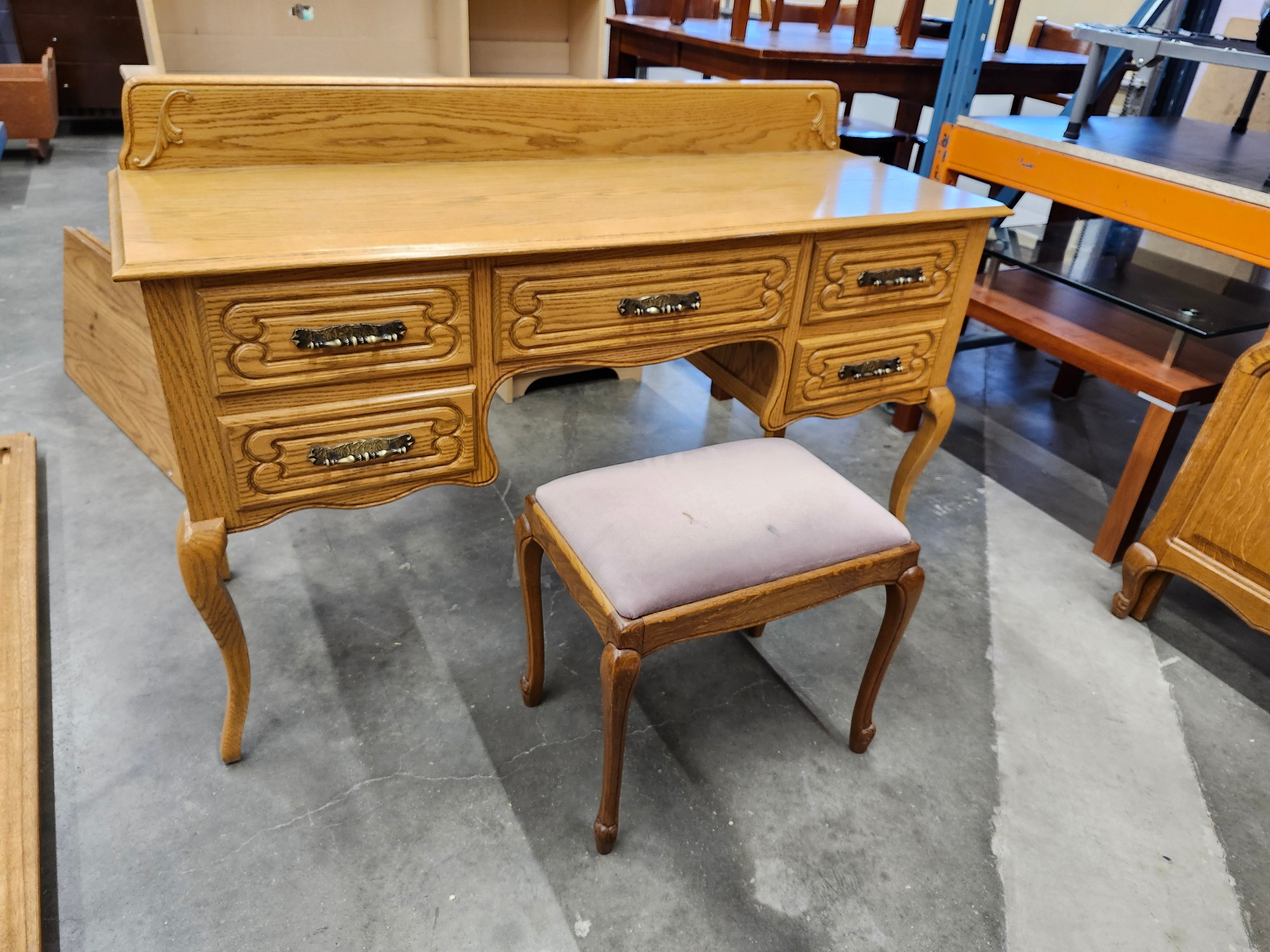 Desk / vanity & stool