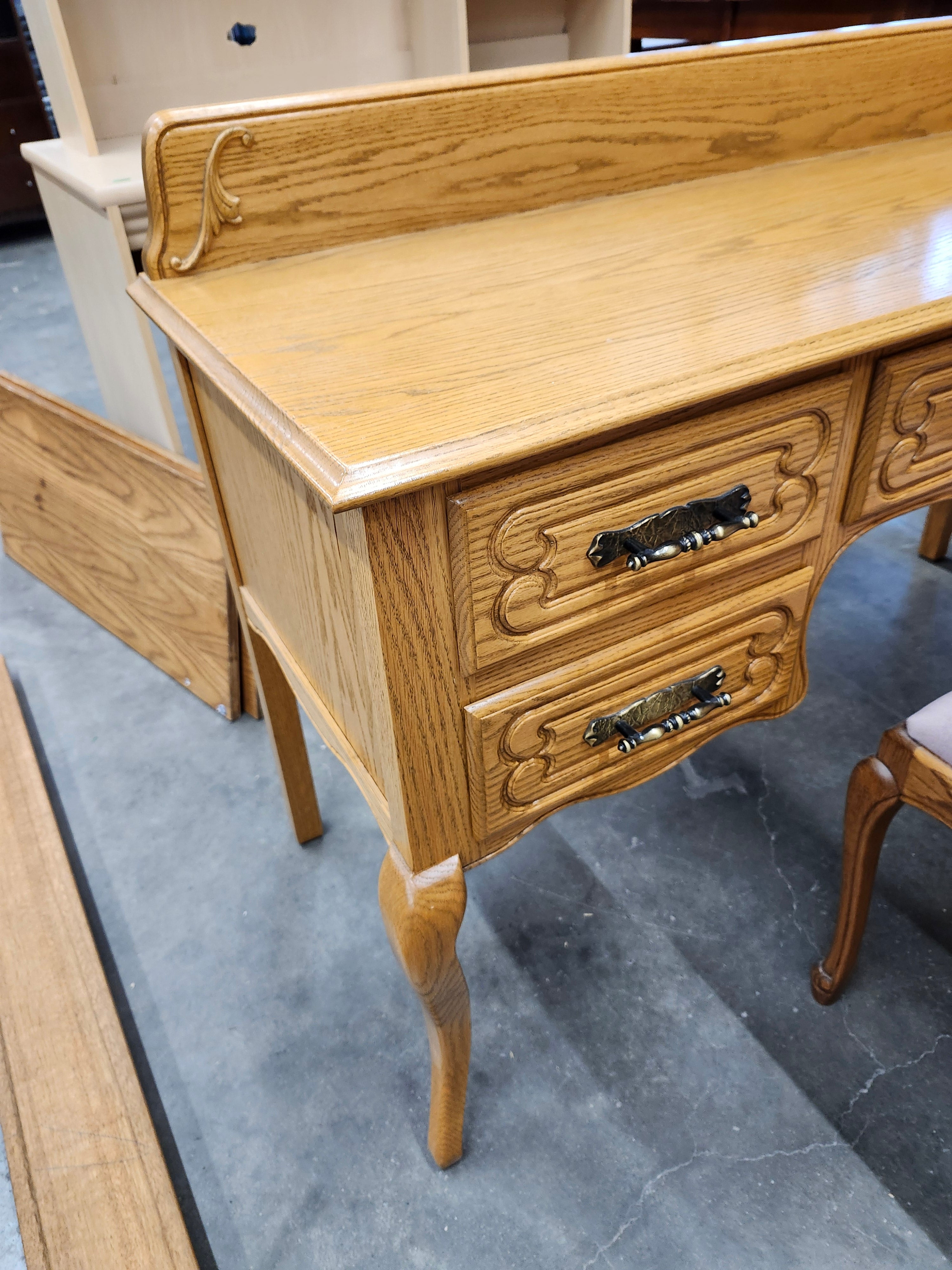Desk / vanity & stool