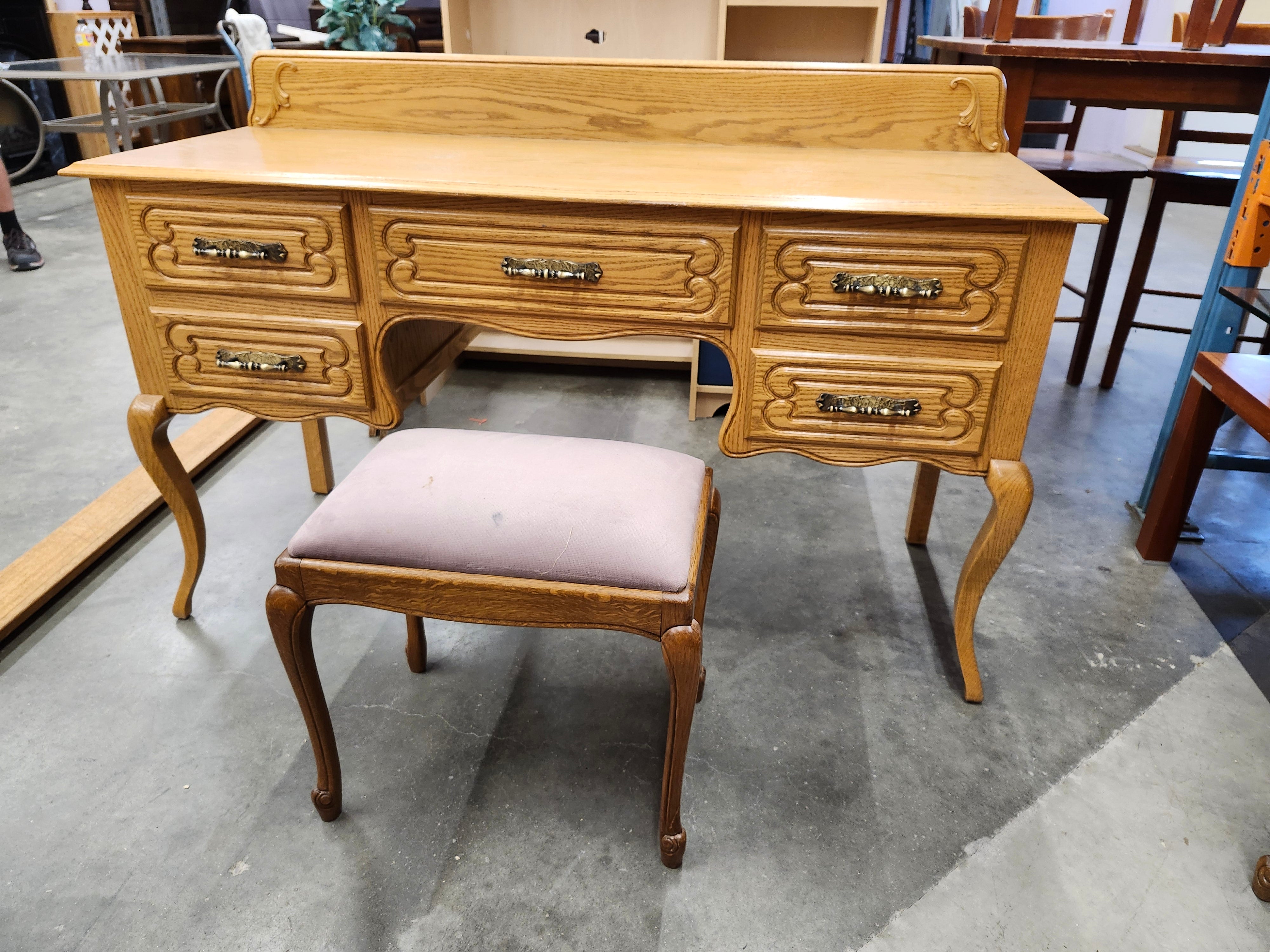 Desk / vanity & stool