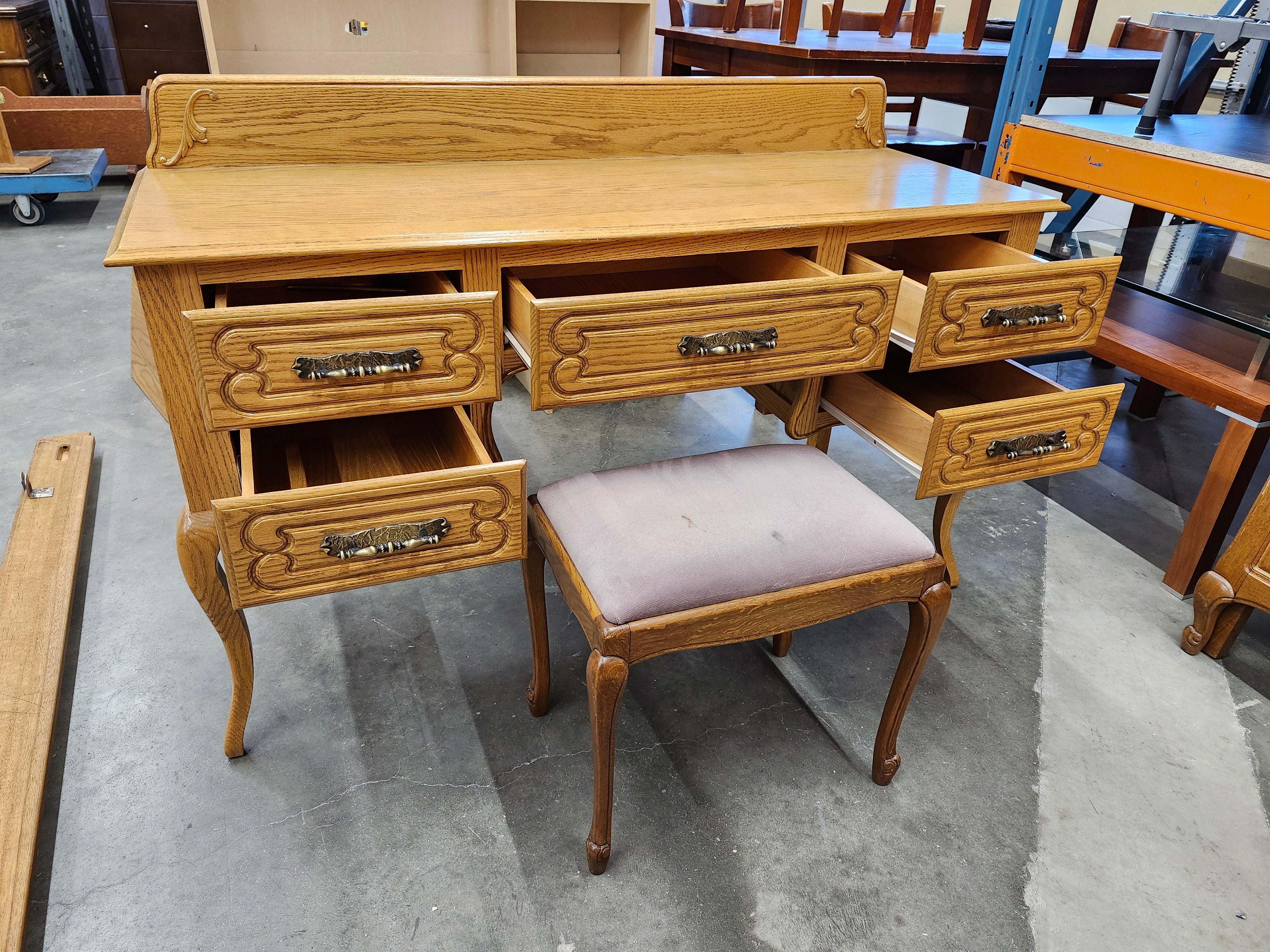 Desk / vanity & stool
