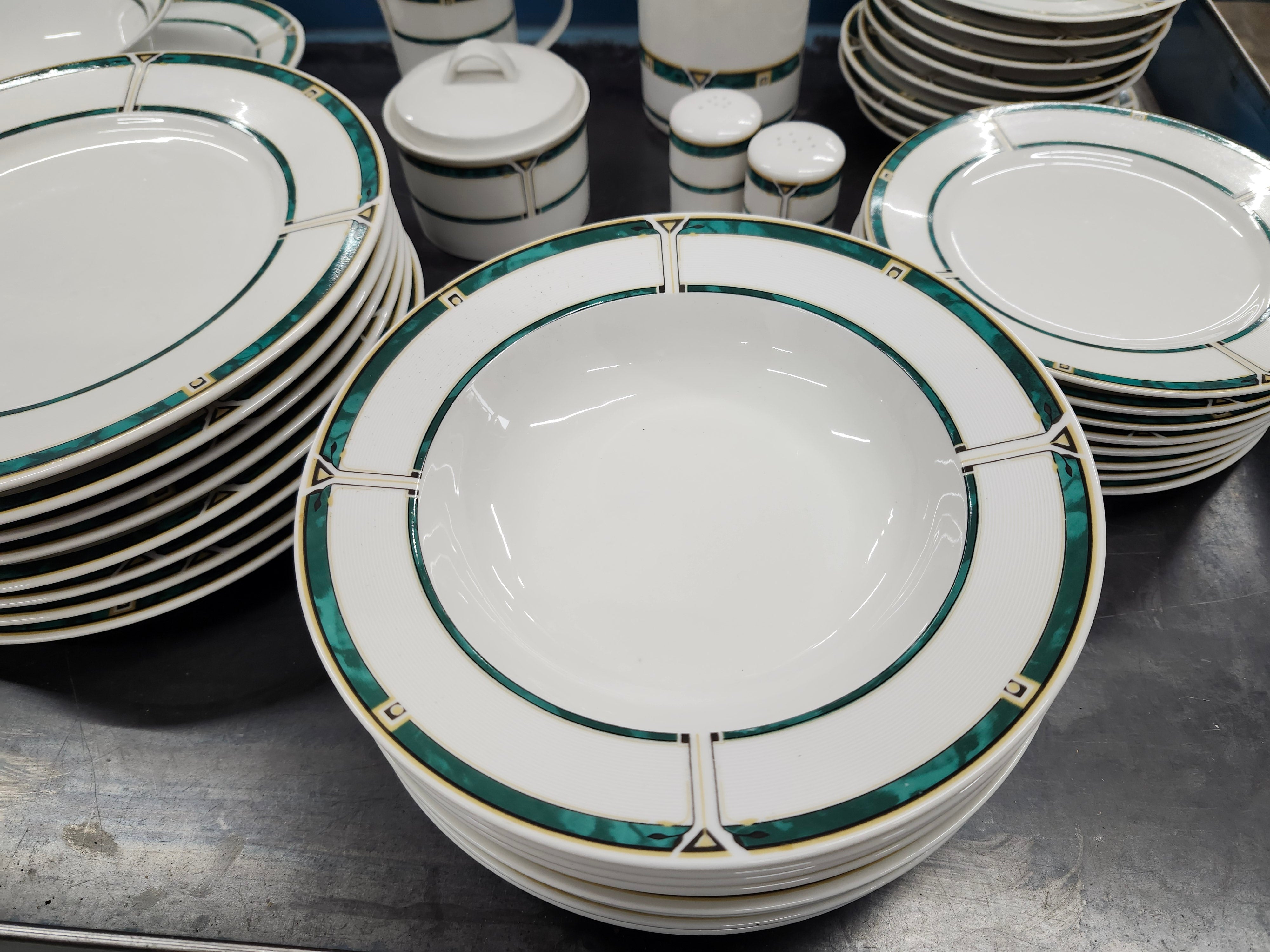 Dinnerware set
