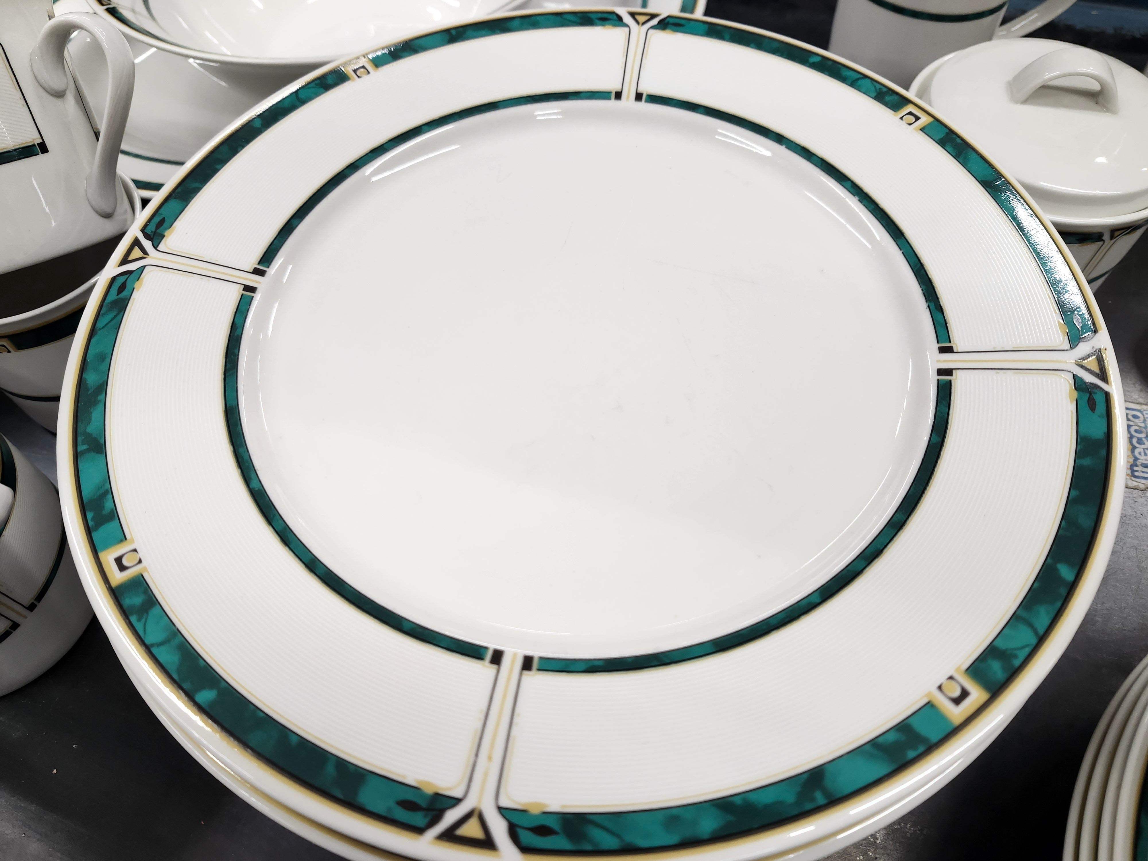 Dinnerware set