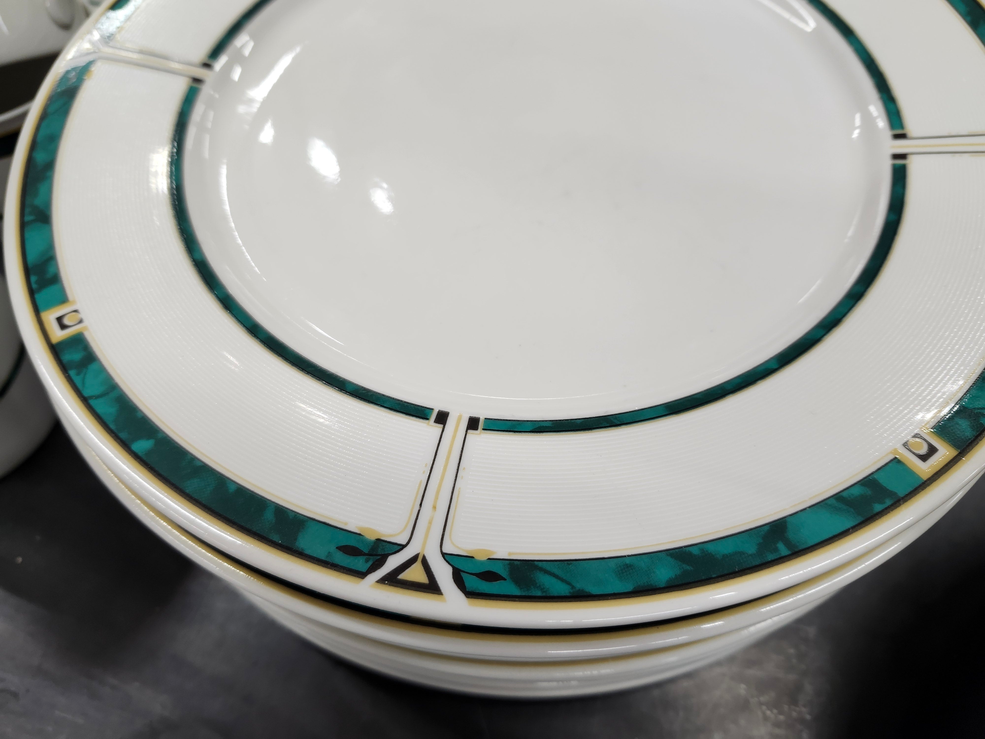 Dinnerware set
