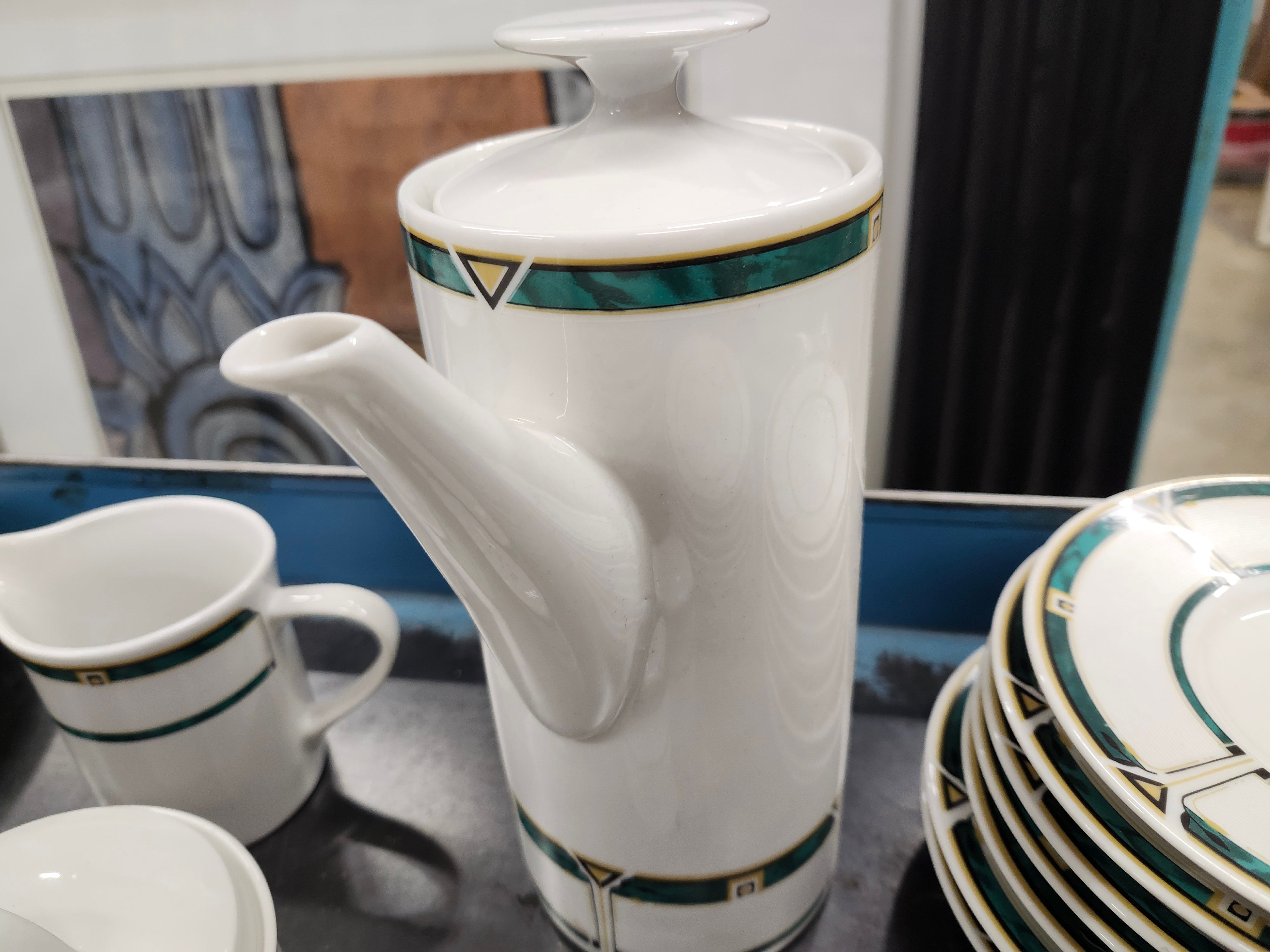 Dinnerware set