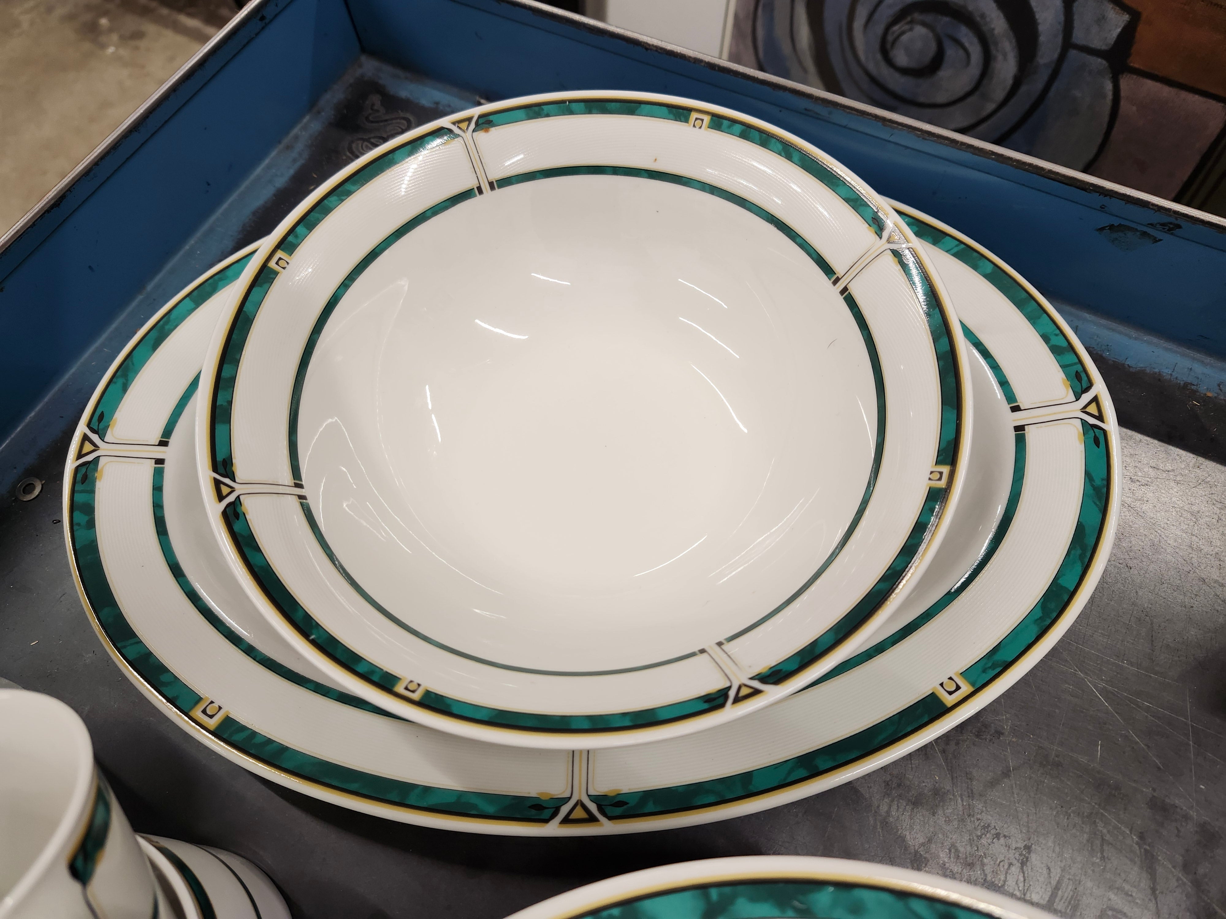 Dinnerware set