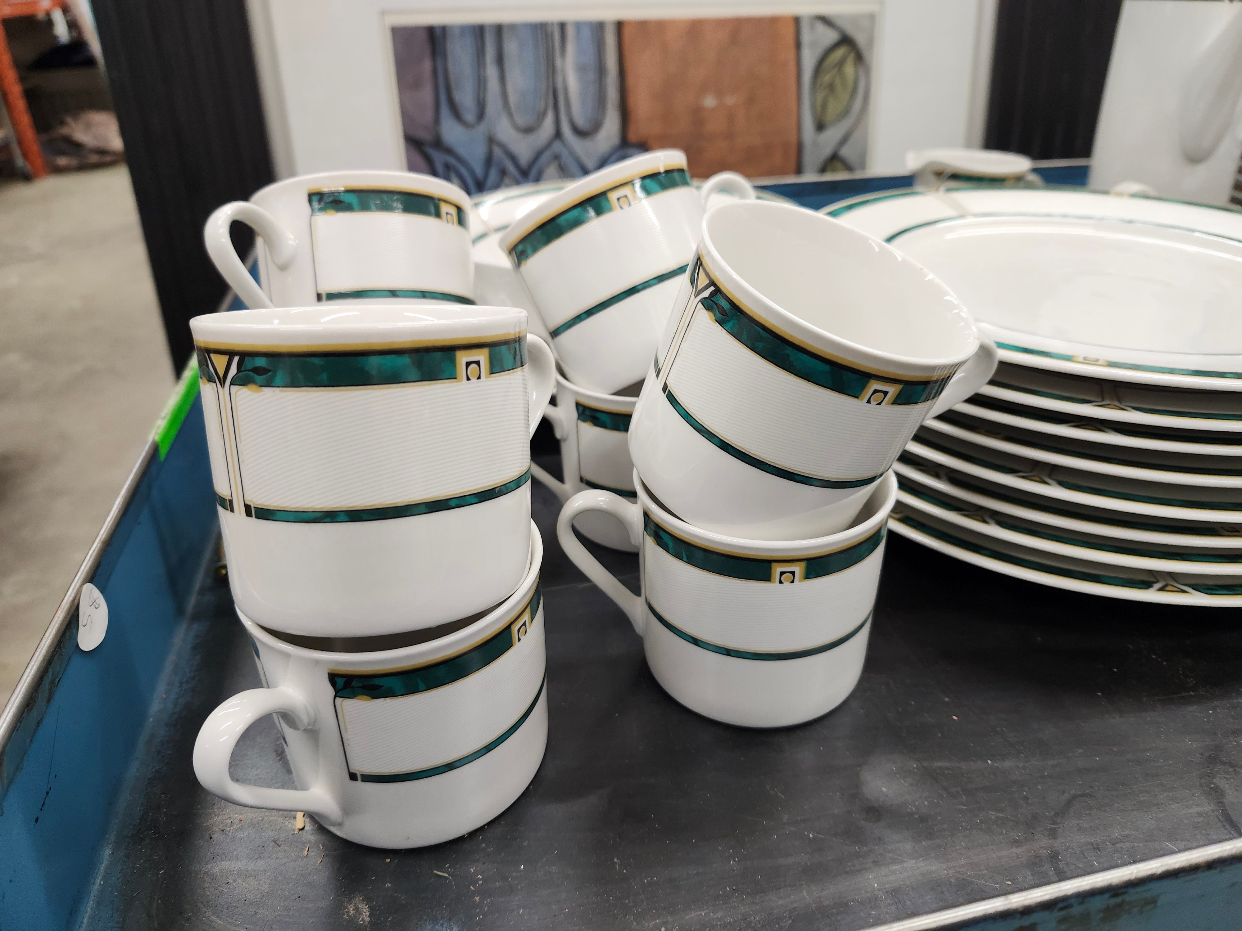 Dinnerware set