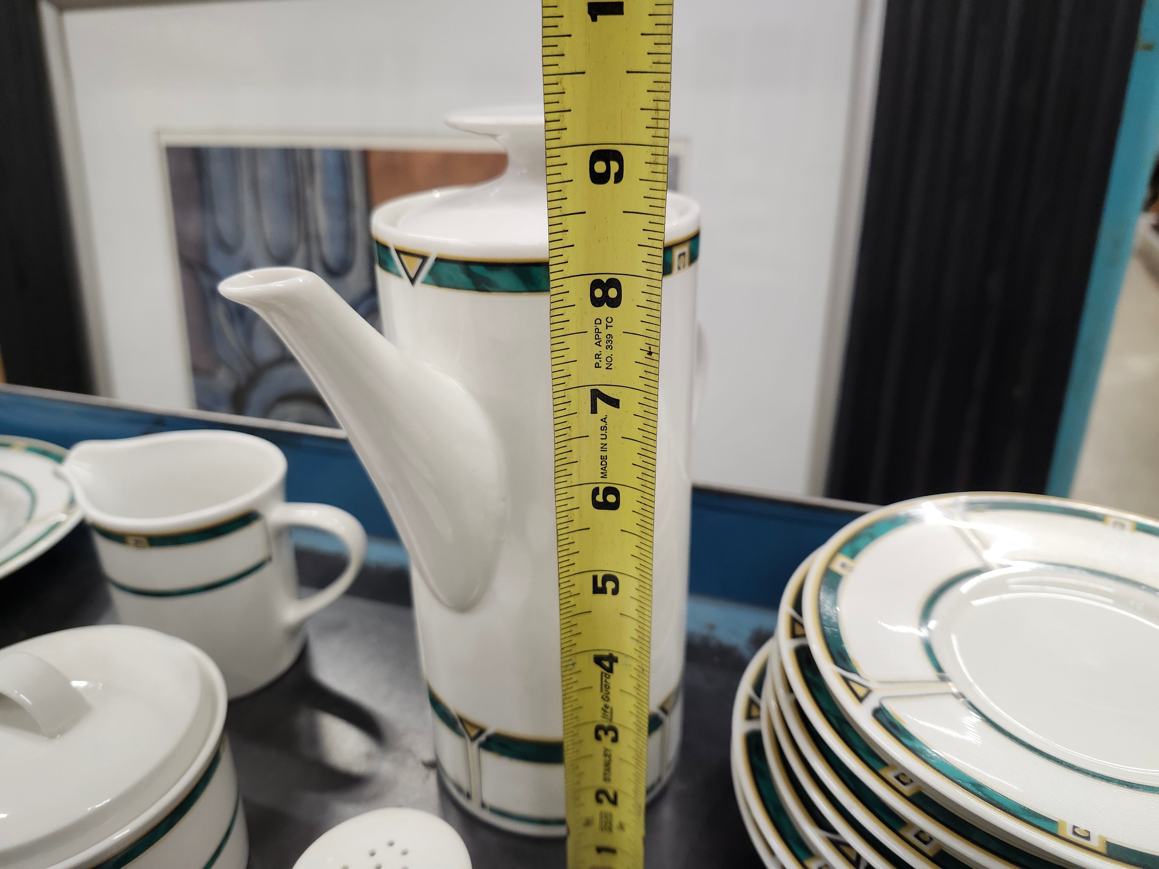 Dinnerware set