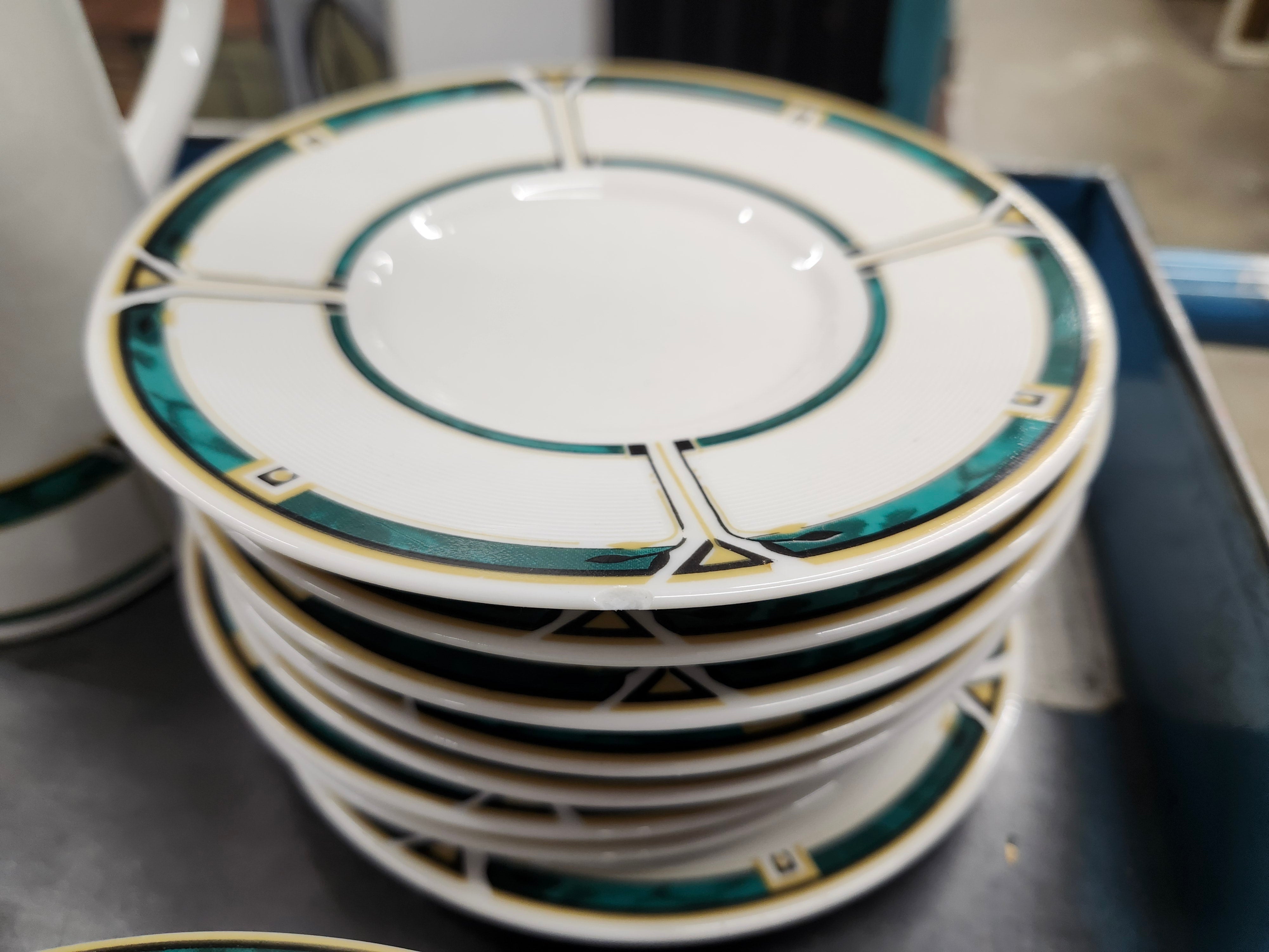 Dinnerware set