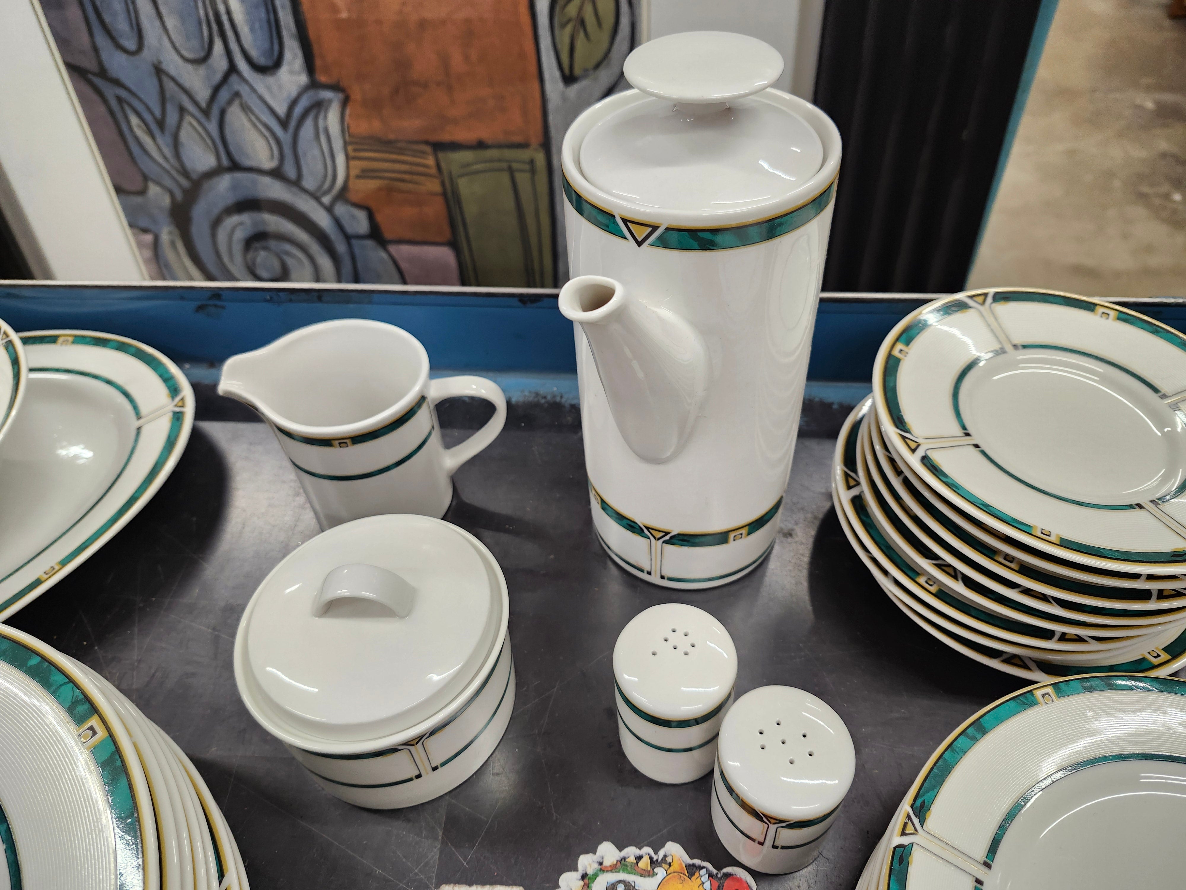 Dinnerware set