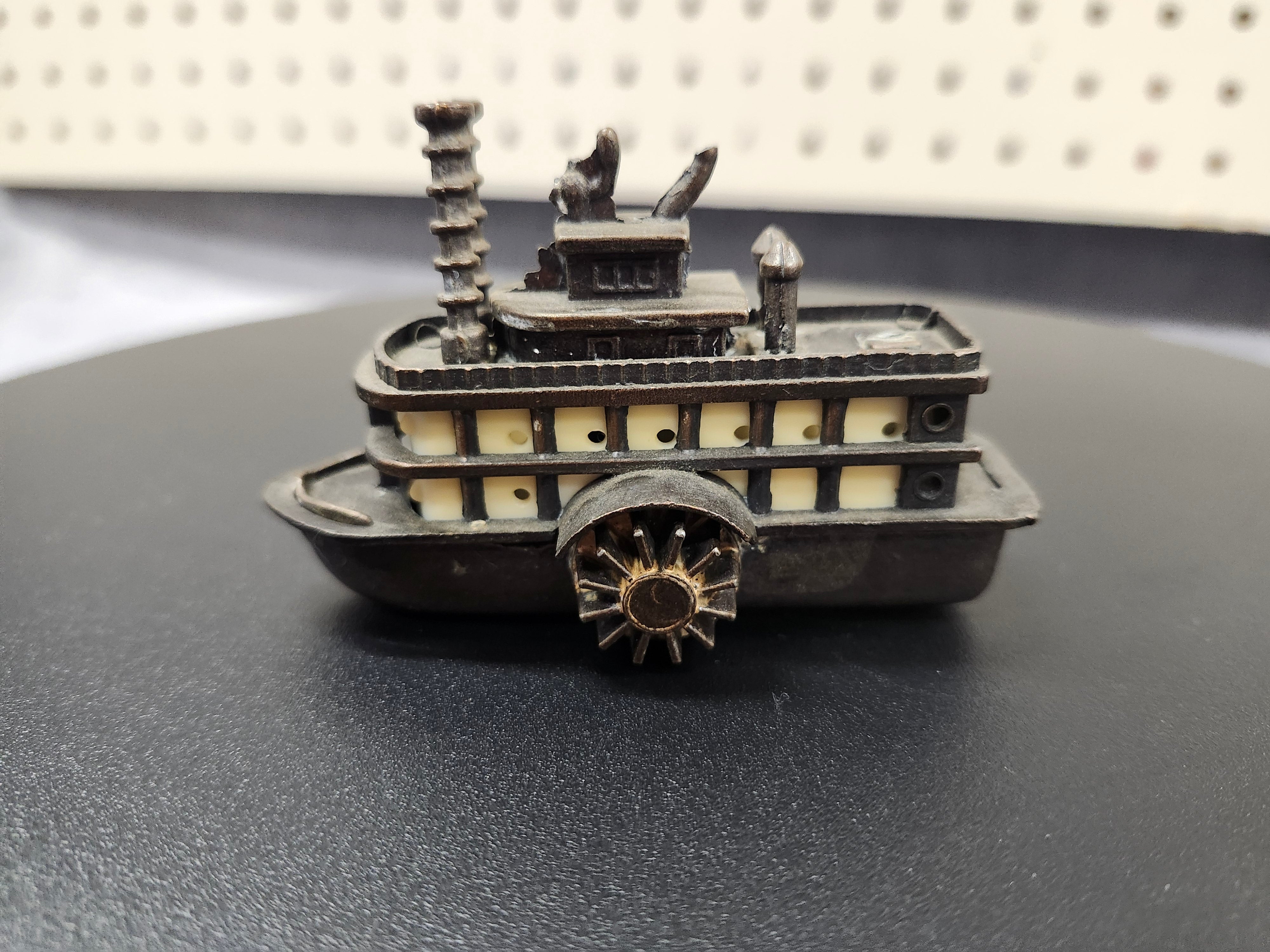 Metal pencil sharpener
