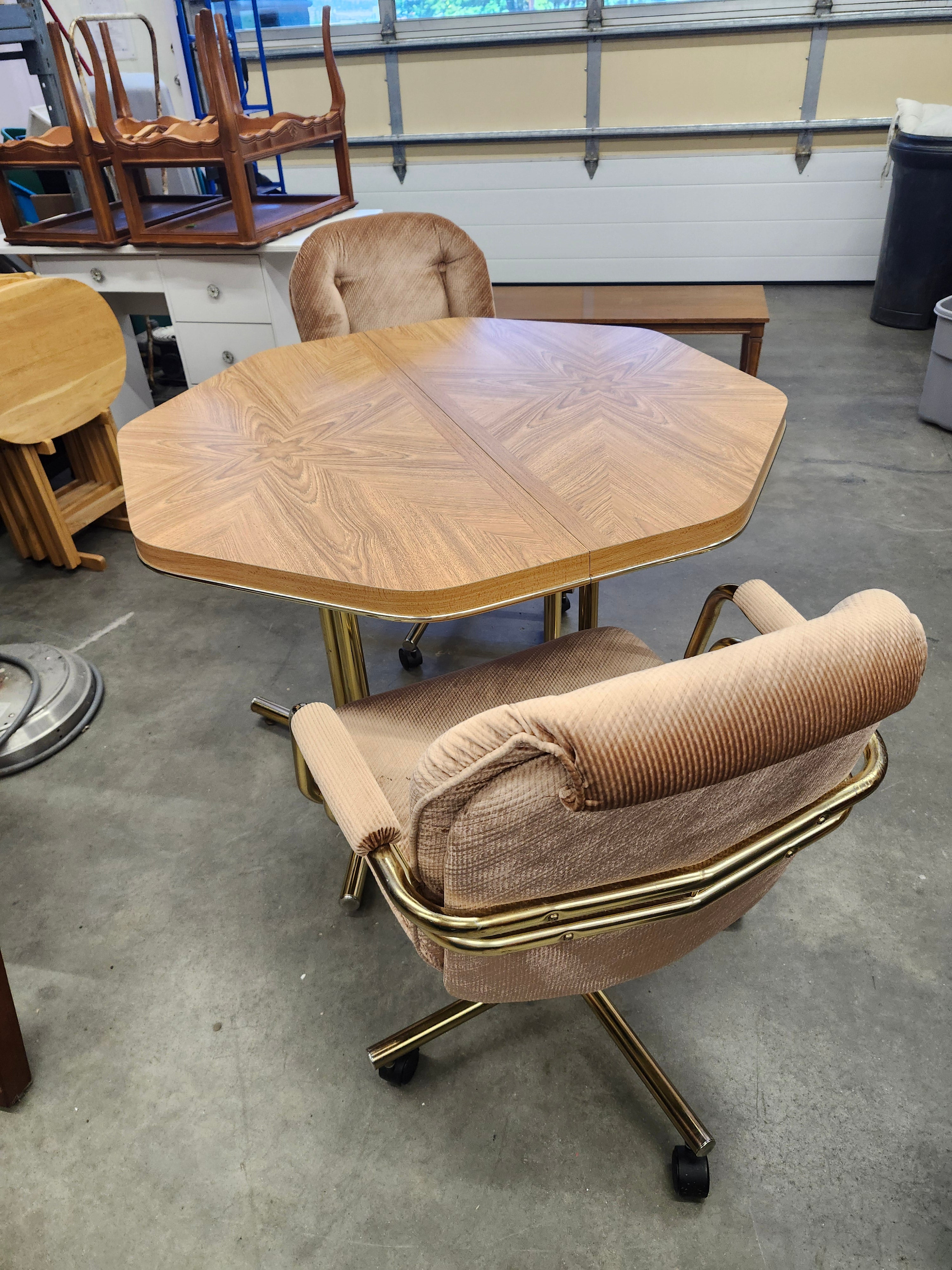 Dining set & x2 chairs on wheels