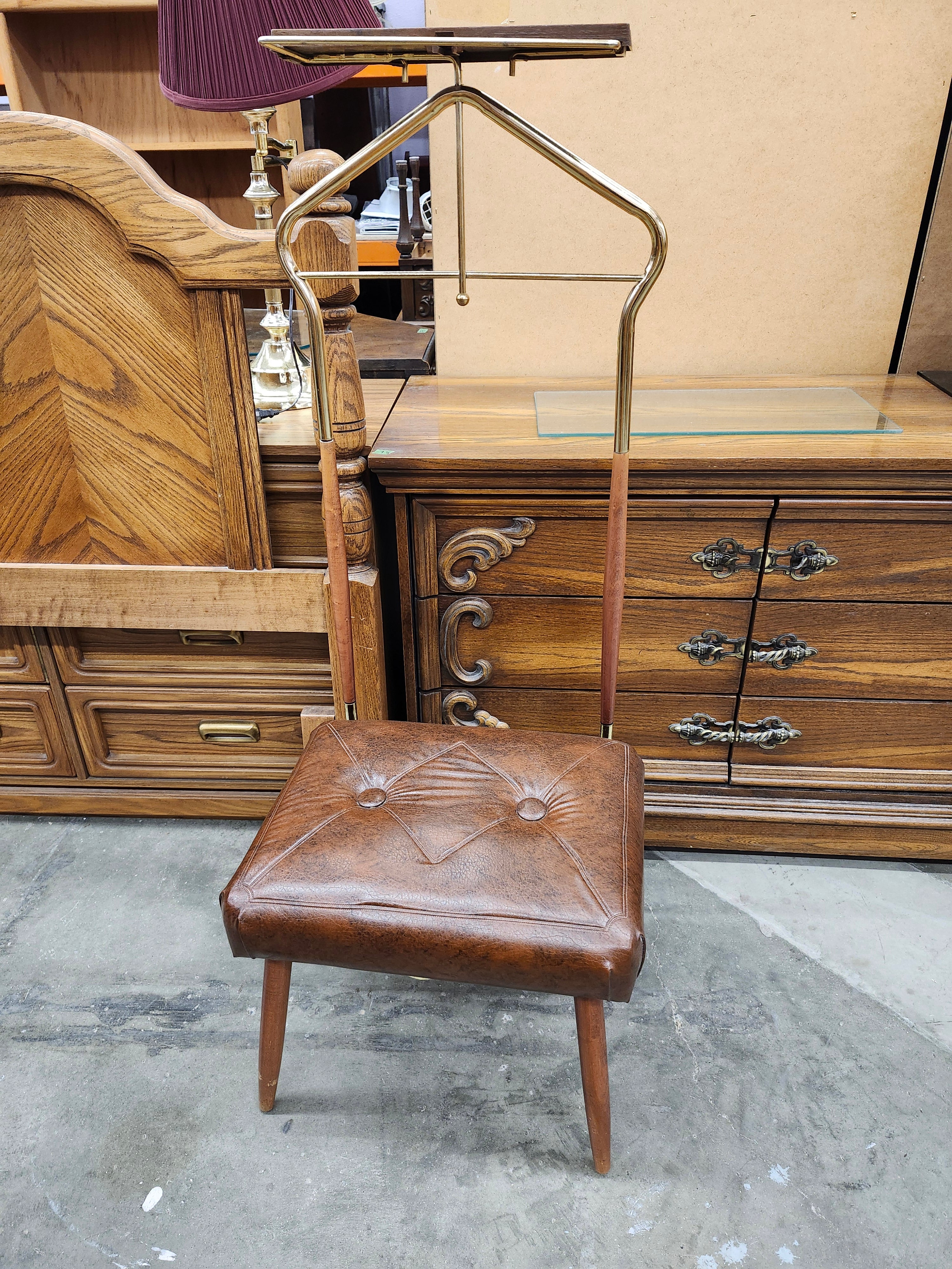 Suit stand with seat