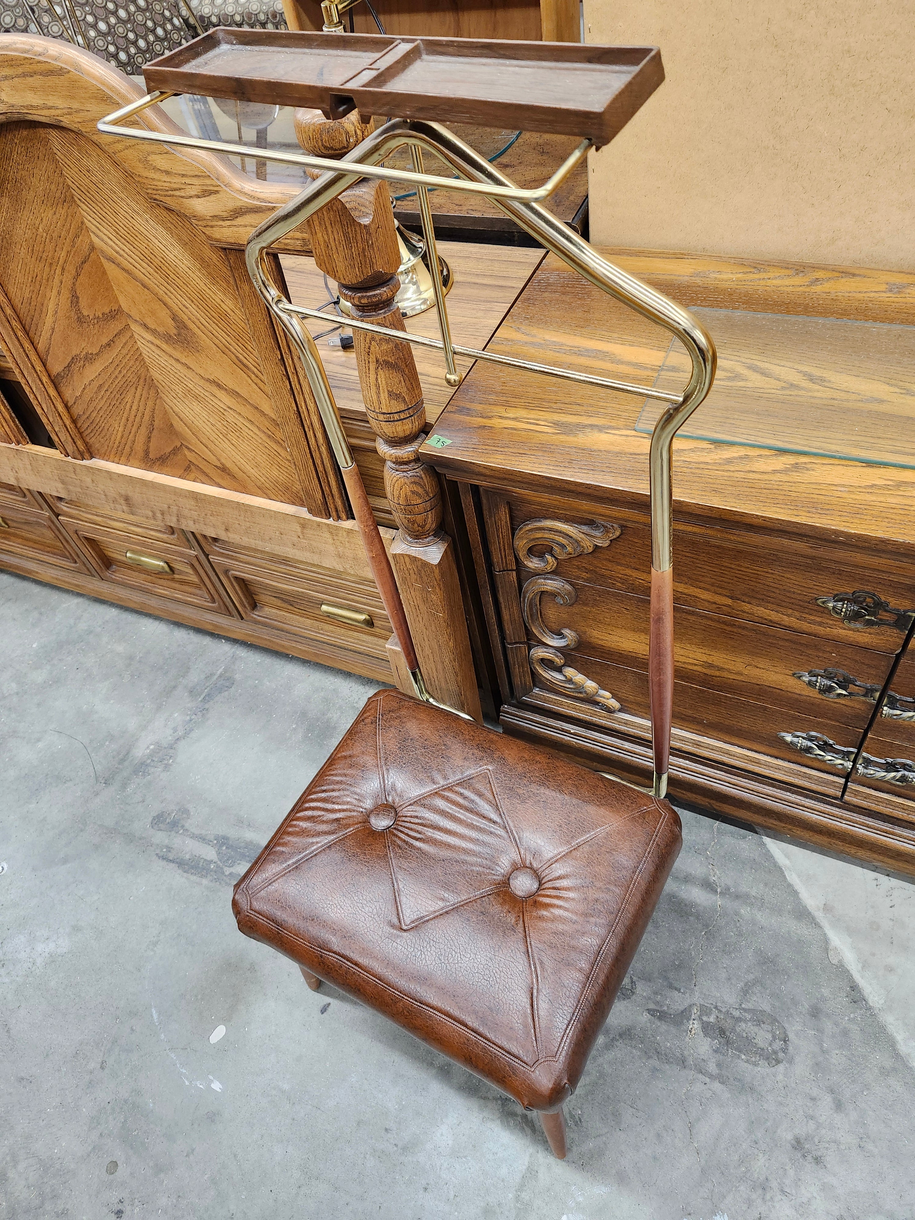 Suit stand with seat