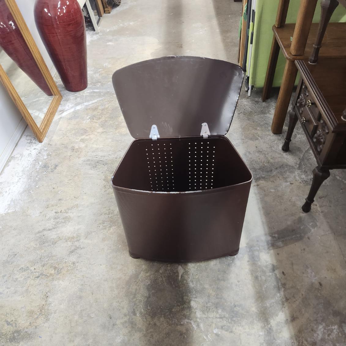 Laundry hamper