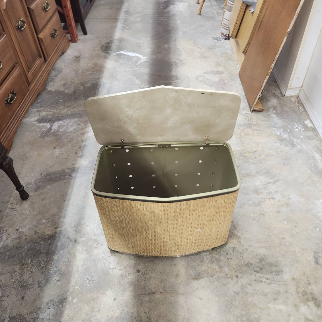 Laundry hamper