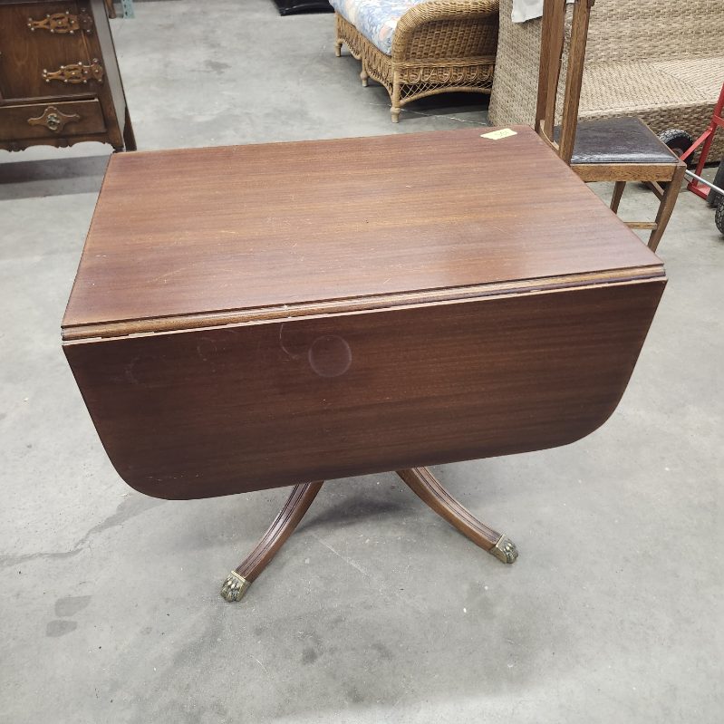 Drop leaf table
